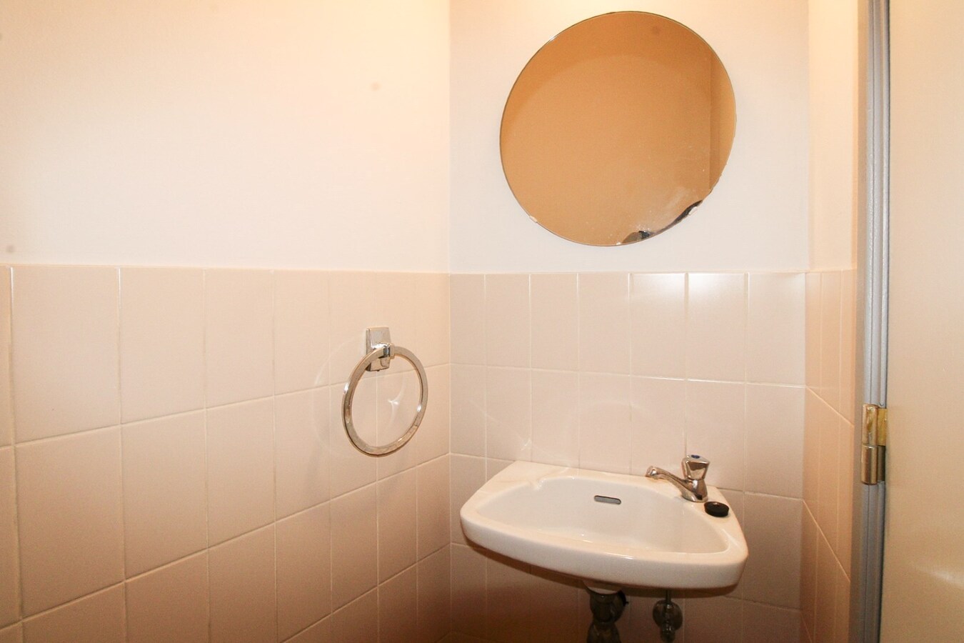 Nieuwe kansen wachten: Veelzijdige kantoor- of handelsruimte te huur in het hart van Sint-Niklaas 