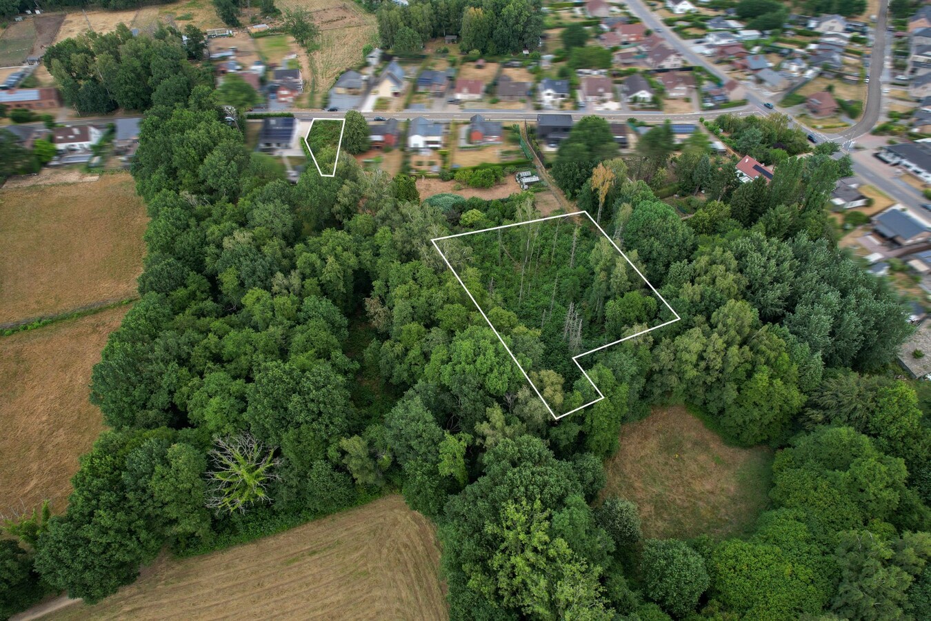 Bouwgrond van circa 8,5 are met een uitzonderlijke straatbreedte van circa 21m 