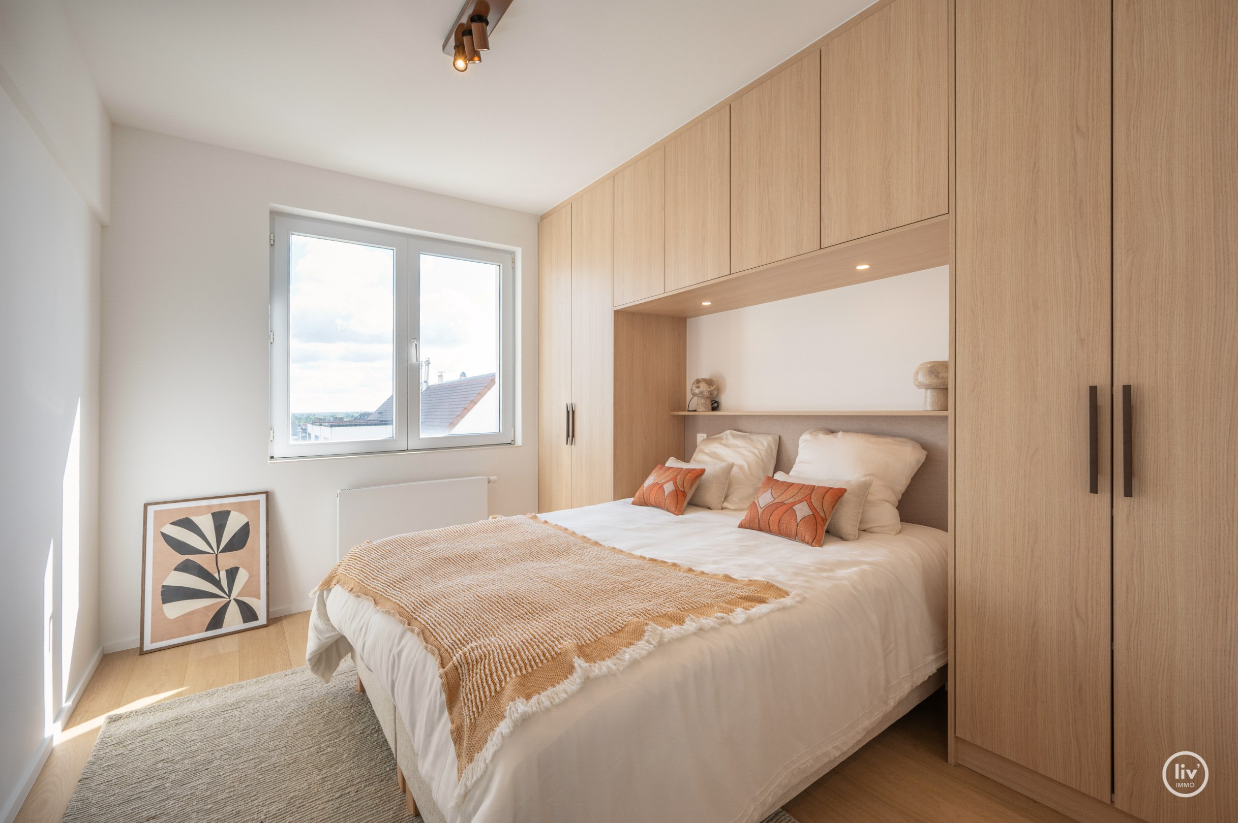 Prachtig gerenoveerd appartement op de zevende verdieping, op een absolute topligging aan de Zeedijk tussen het Lichttorenplein en het Albertplein. Dankzij de hoge ligging geniet het appartement van e 
