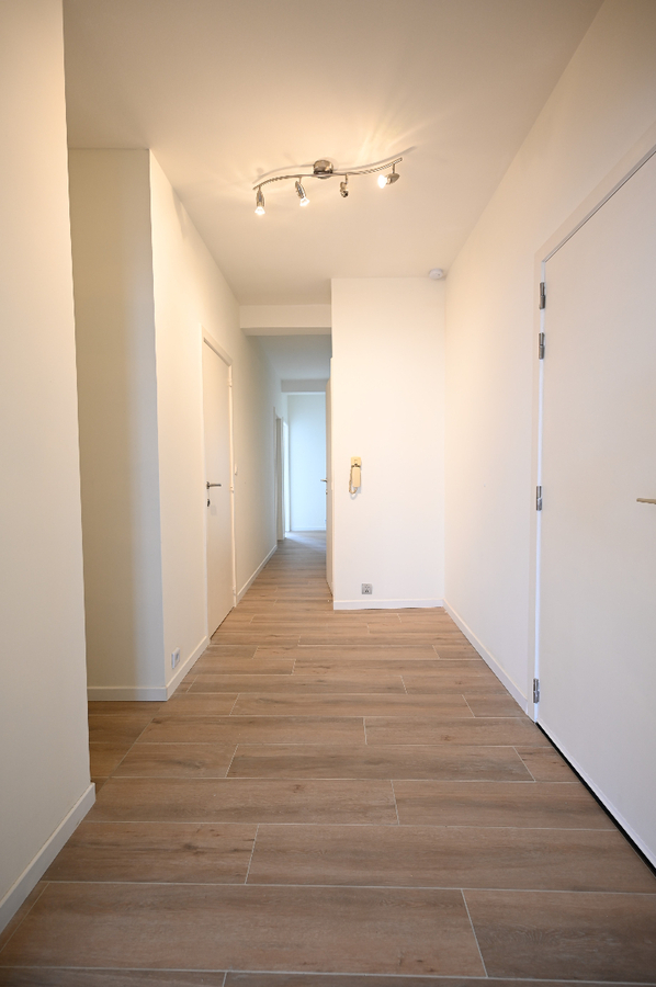 STIJLVOL GERENOVEERD DRIESLAAPKAMERAPPARTEMENT OP CENTRALE LIGGING 