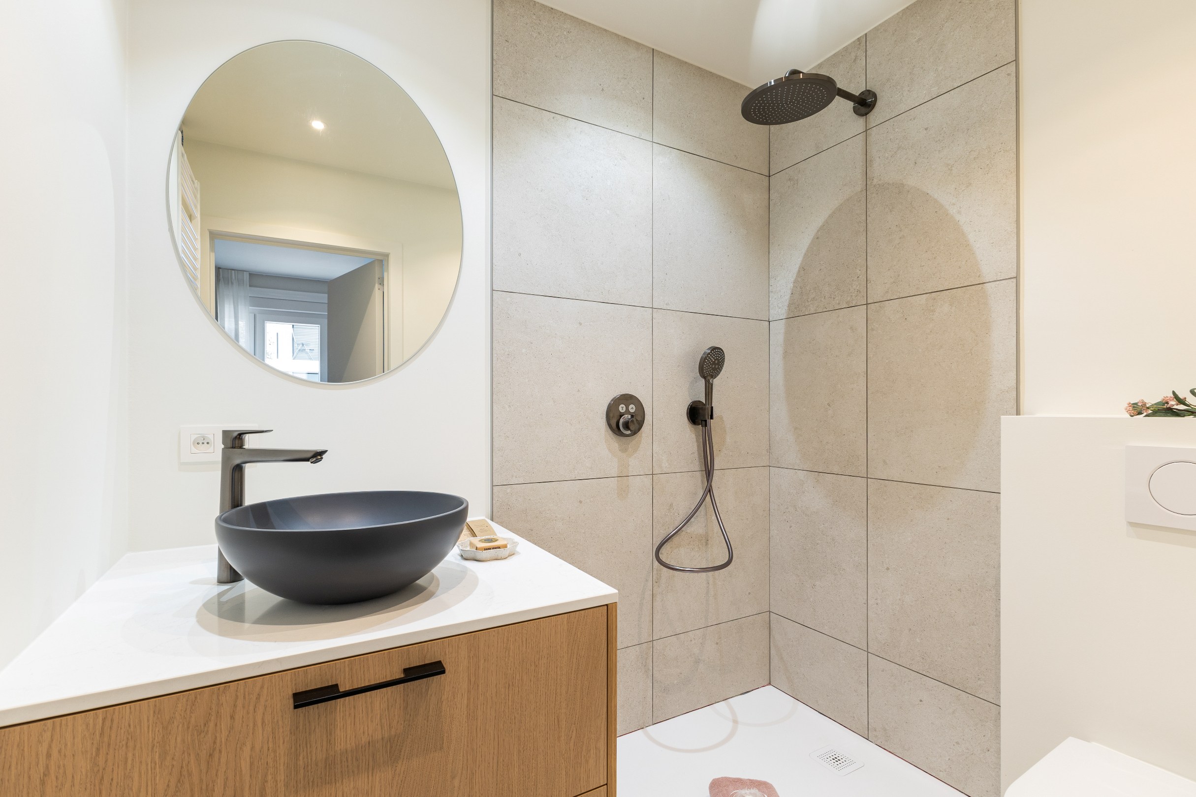 Appartement de 3 chambres à vendre à deux pas de la plage et de la place de la Tour de Lumière. 