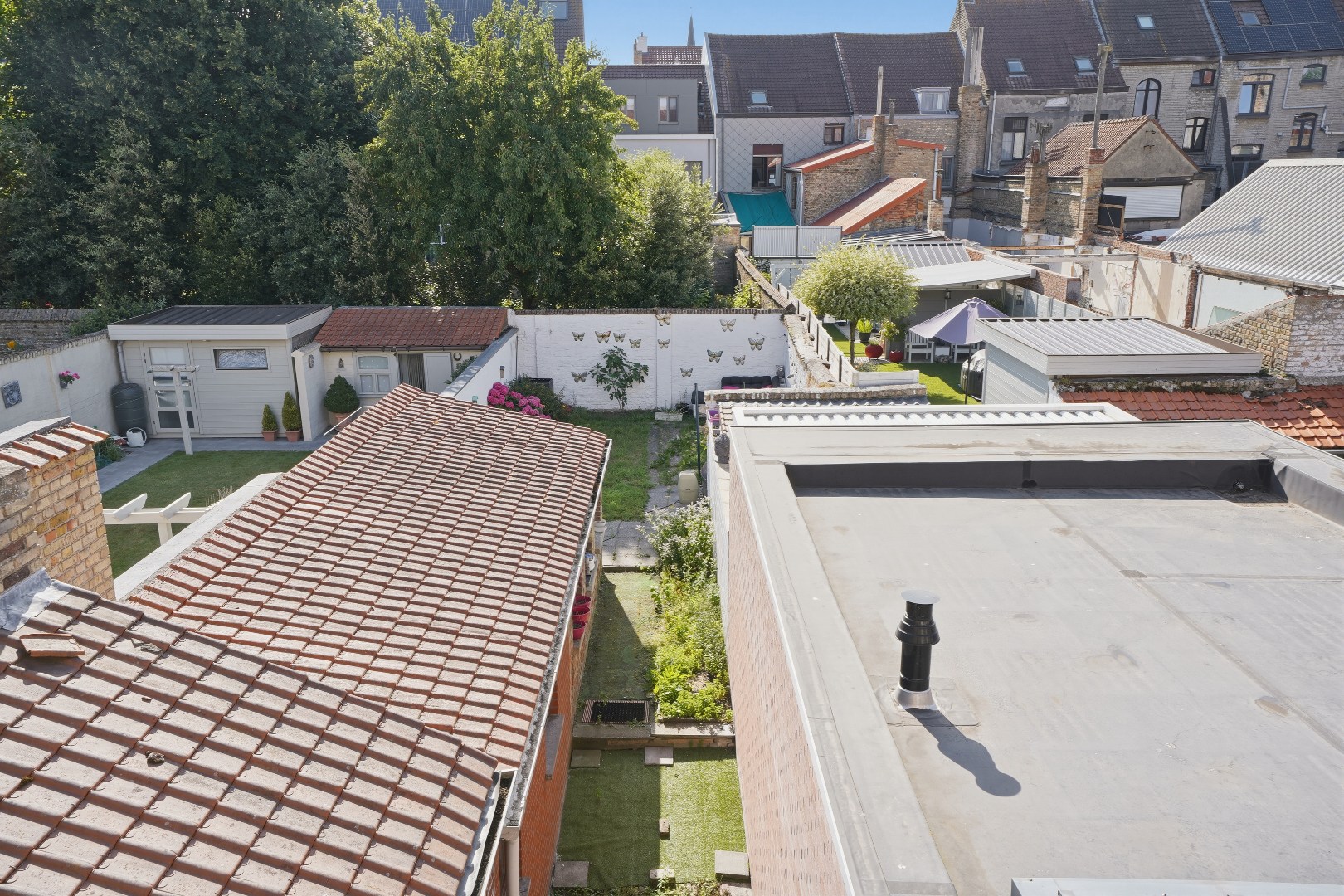 Ruime rijwoning met zongerichte tuin in Nieuwpoort-Stad. 