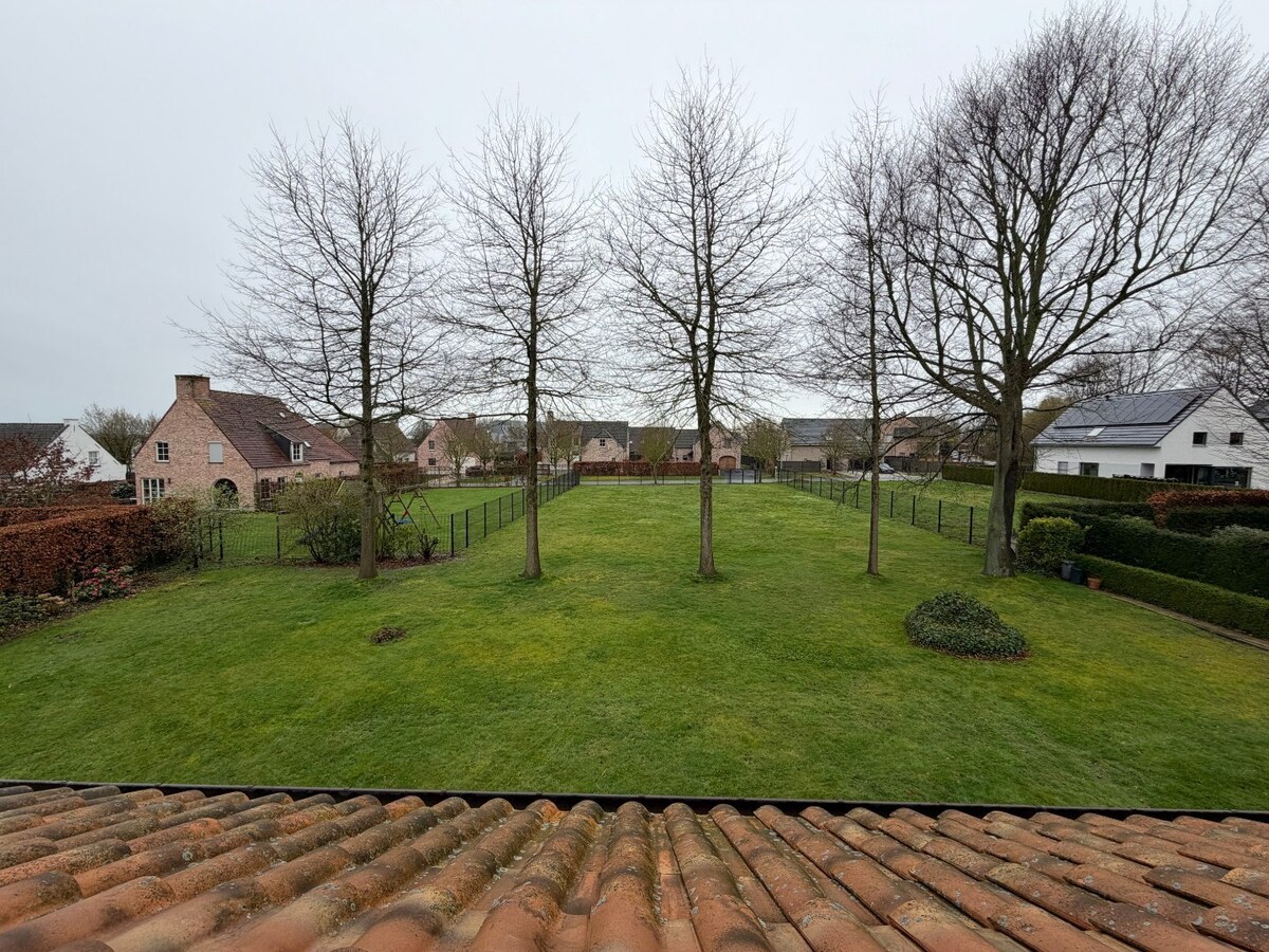 Ruime en rustig gelegen villa te Dikkelvenne. 