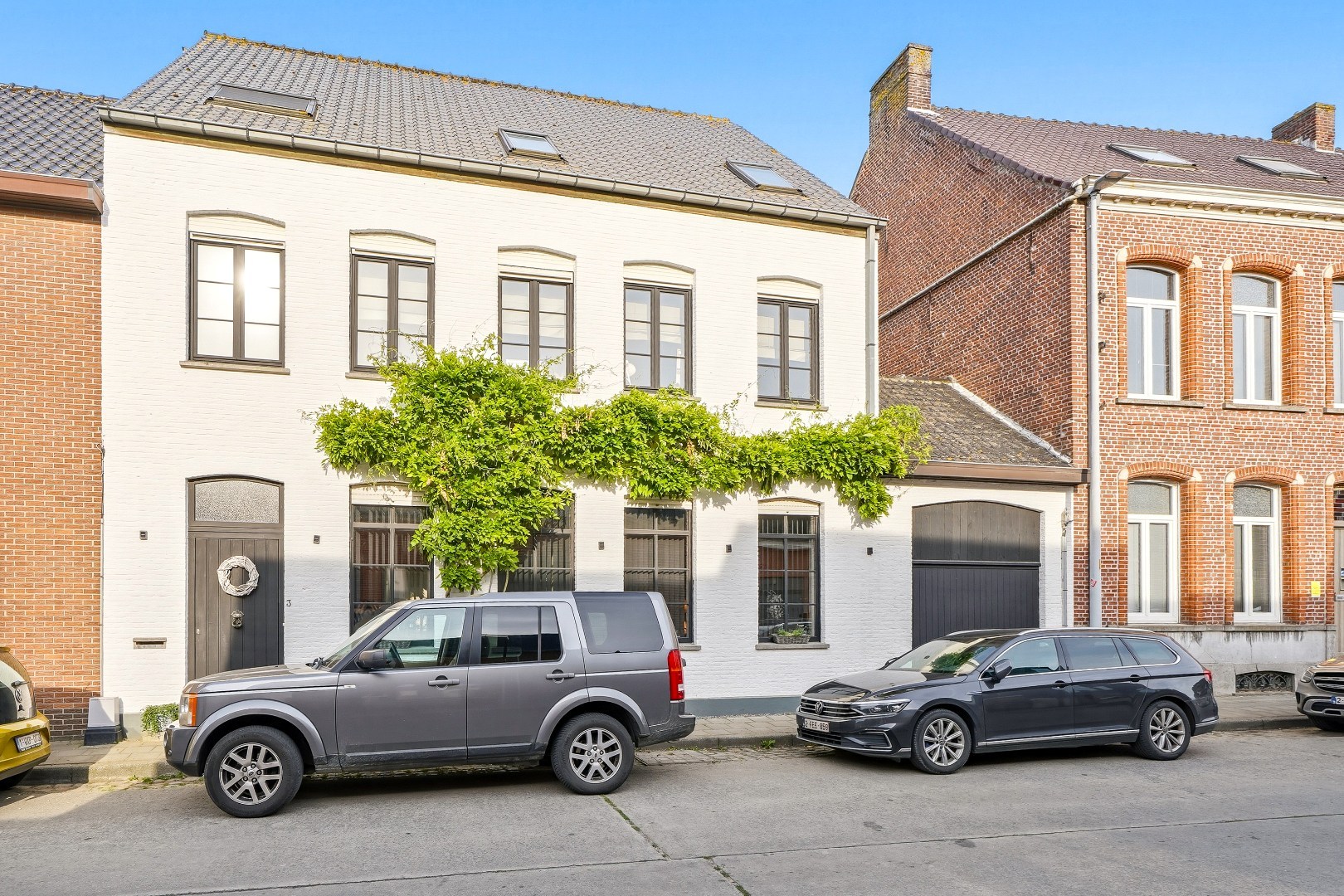 Sfeervol ingerichte woning met 7 slaapkamers, 4 badkamers en ruime garage in Watou. 