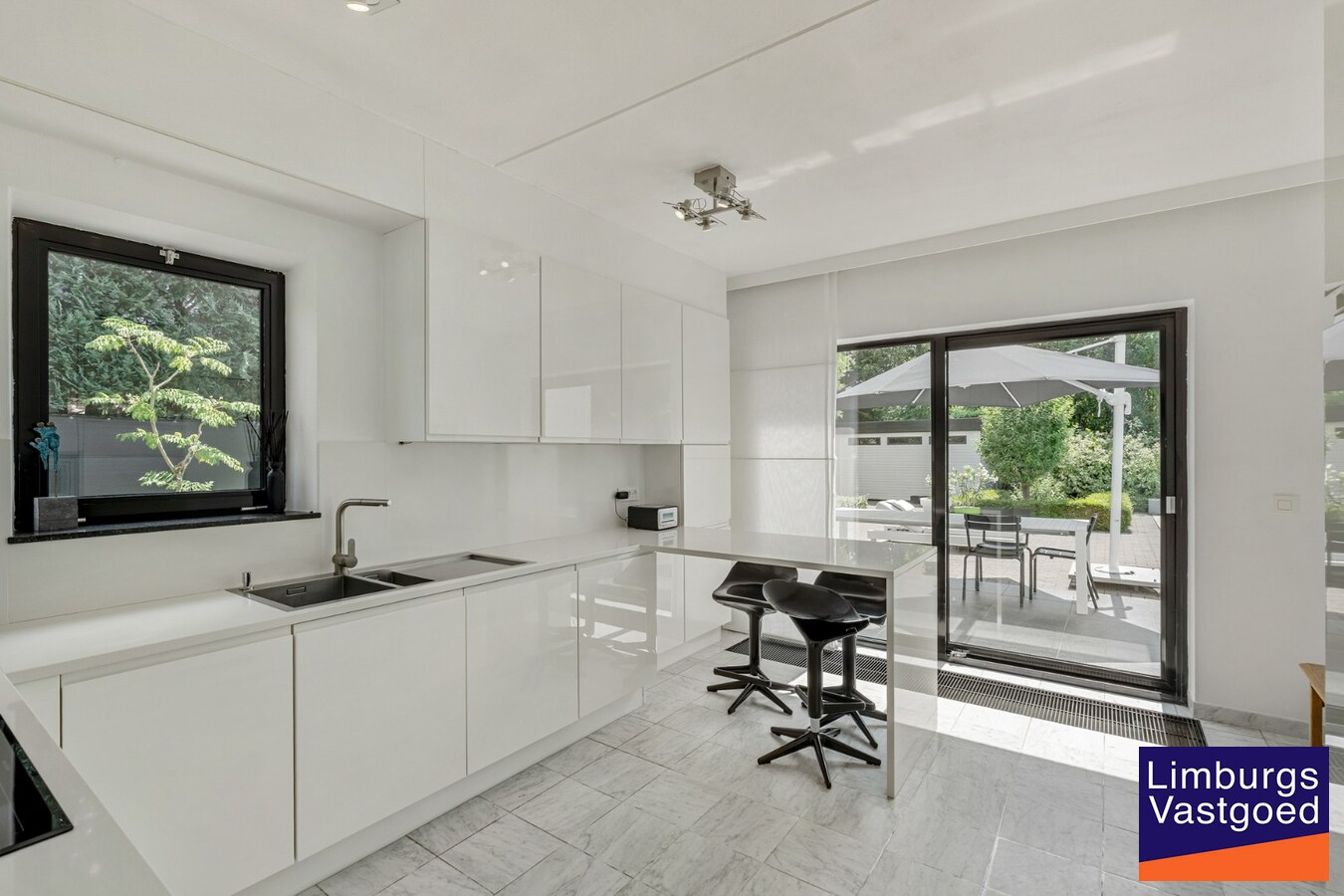 Moderne architectenwoning met mooie tuin en zwembad, 5 slaapkamers in Hasselt, OB op 8a12ca in doodlopende straat 