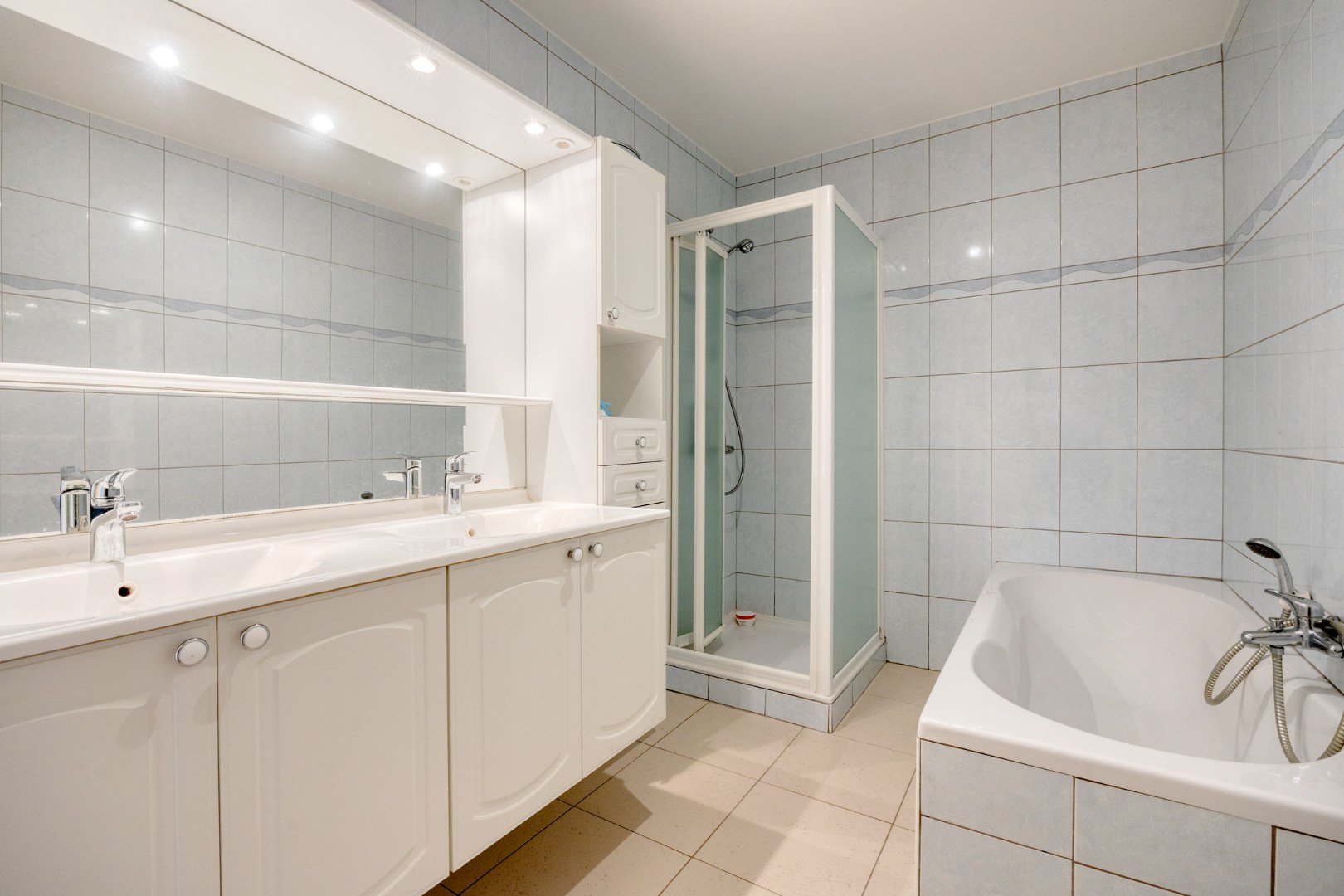 Appartement met 2 slaapkamers en autostaanplaats in Lubbeek! - EPC 102 kWh/m² - bewoonbare opp. 99 m² 