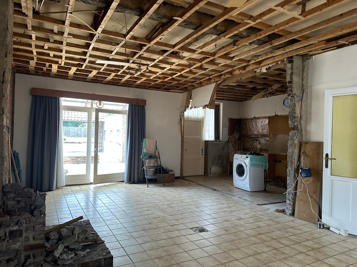 Charmant Leut : te renoveren woning met 3 slaapkamers, terras, tuin, garage, berging. 