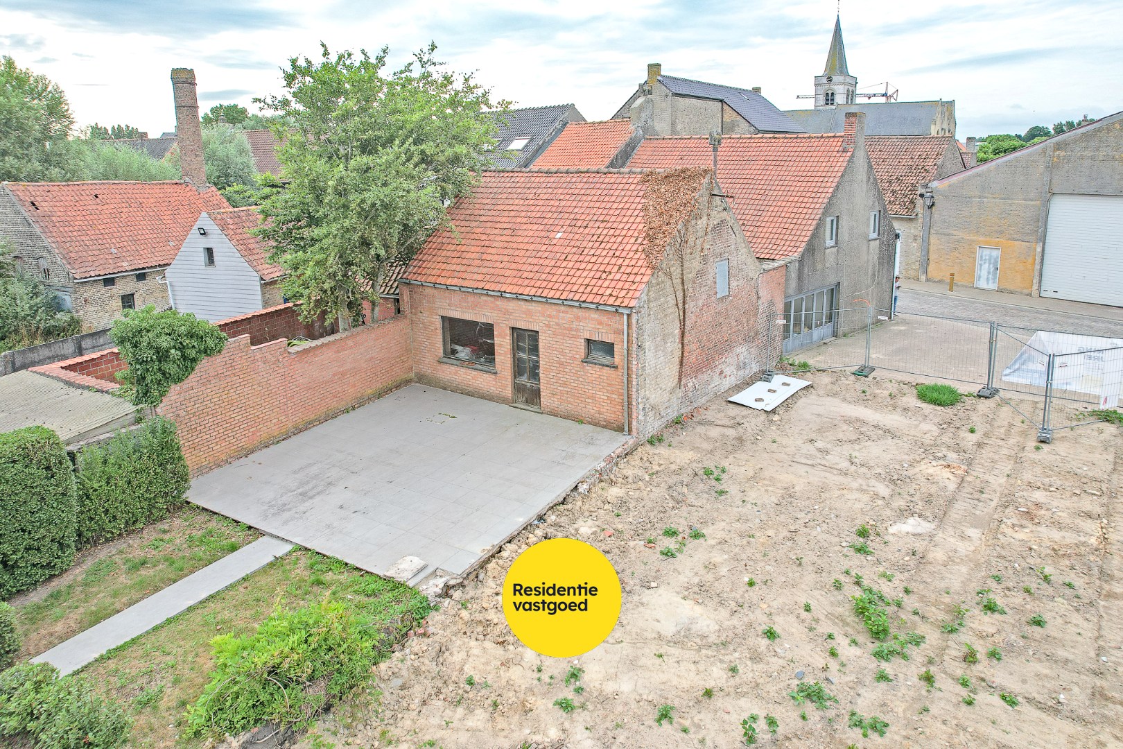 Ruime gezinswoning met 3 slaapkamers, grote tuin en garage. 