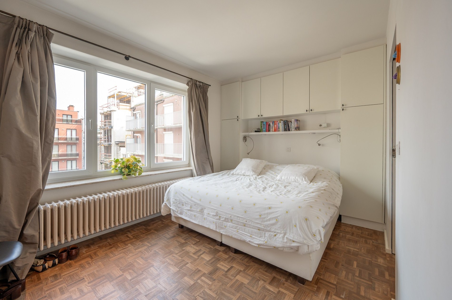 Appartement confortable avec terrasse ensoleillée et vue partielle sur la mer dans un emplacement de premier choix. 