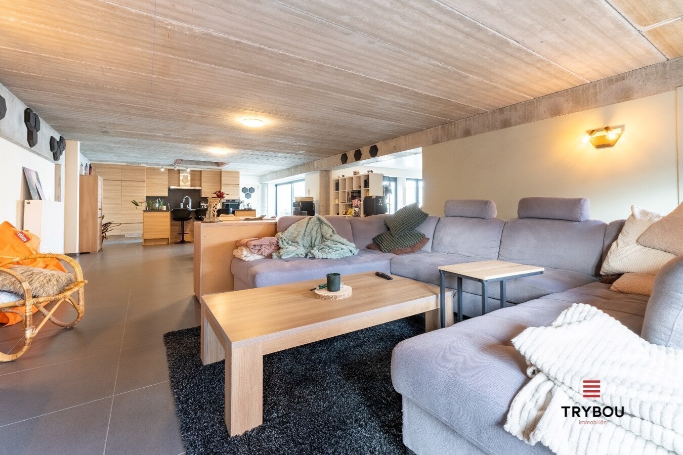 Uitzonderlijk ruime industriële duplex met ruim terras in centrum Roeselare 