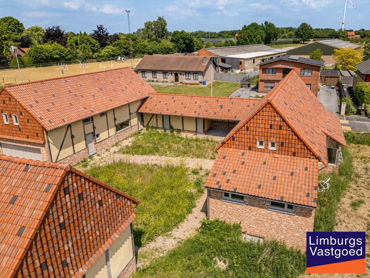 UNIEKE VIERKANTSHOEVE met paardenstallen op 7,34 hectare met vergunning voor zwembad en poolhouse 