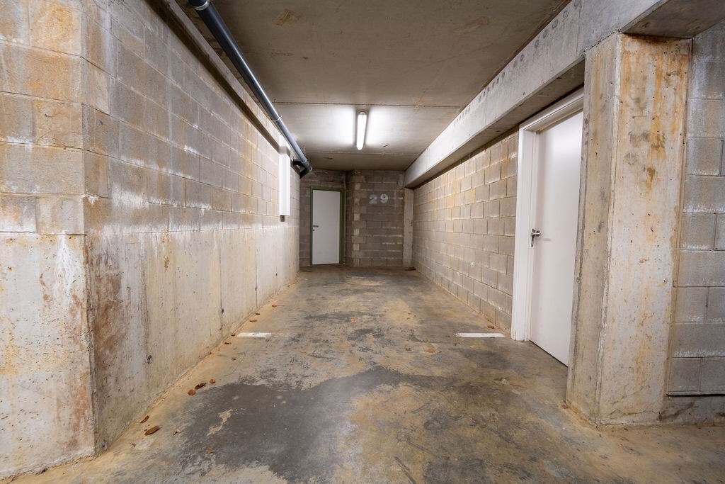 GUNSTIG GELEGEN 2 SLAAPKAMER APPARTEMENT 94 M² MET ONDERGRONDSE AUTOSTANDPLAATS EN KELDERBERGING IN HET CENTRUM VAN ZOLDER 