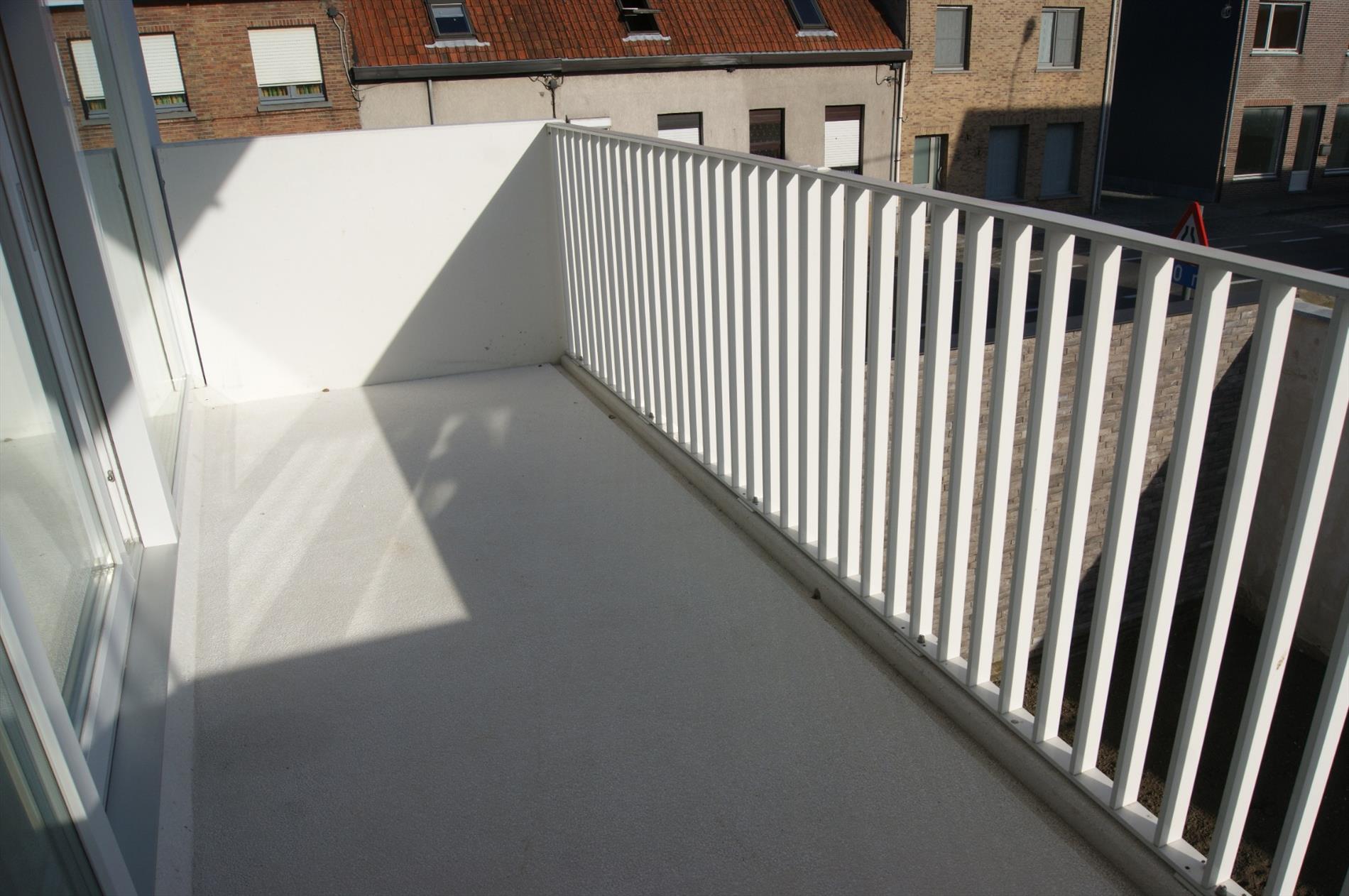 Recent app. met 2 slpks, zonnig terras en overdekte parkeerplaats te Maldegem 