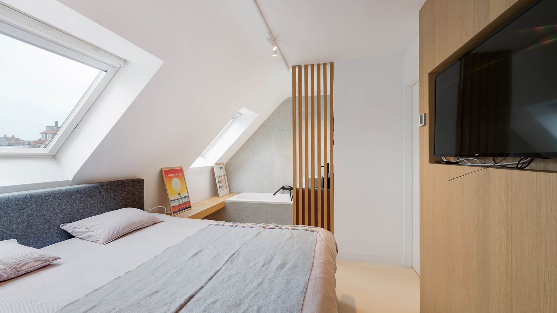 Magnifiek gerenoveerd duplexappartement met 3 SLAAPKAMERS VOOR DUBBEL BED en 3 badkamers. Ruim TERRAS vooraan en achteraan. Ideaal gelegen, rustig maar toch nabij Zeedijk en Lippenslaan. 