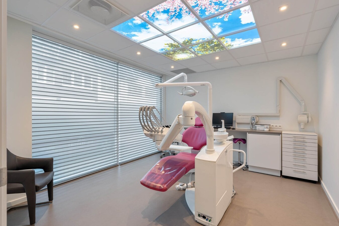 Ruim, zeer energiezuinig kantoor in het centrum van Neeroeteren met diverse mogelijkheden! 