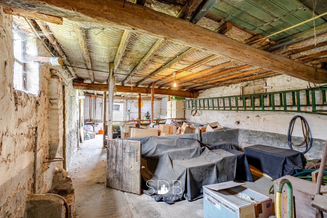 Authentieke hoeve met bijgebouwen en graslanden op 6.664m² met mogelijkheid tot bijkomend grasland op 3.070m² 