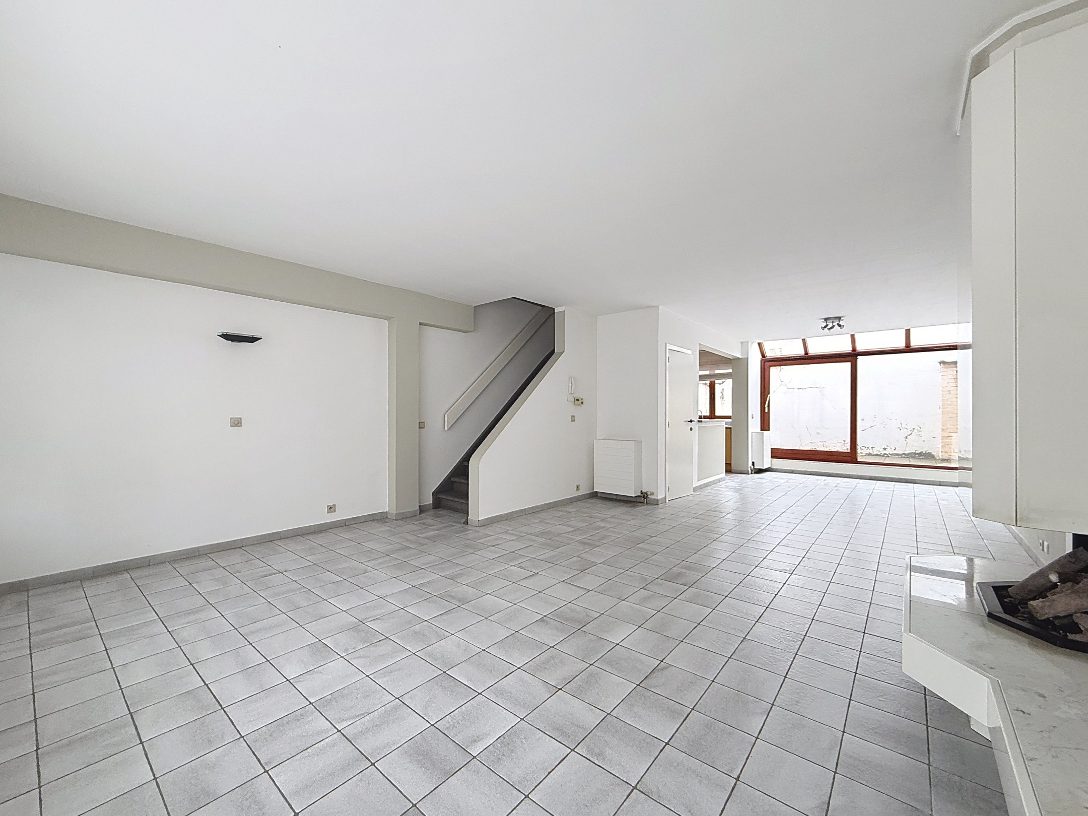 Maison de ville située au centre de la vieille ville de Knokke, à proximité des supermarchés, de l'école, du complexe sportif et à quelques mètres de l'avenue Lippens et des transports en commun. 