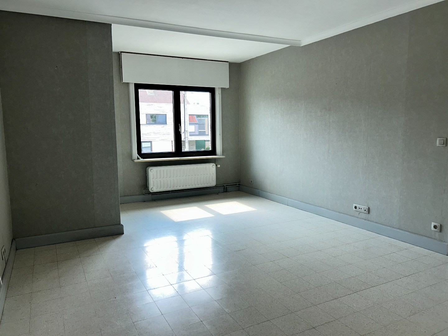 Degelijke woning met, garage, 3 slaapkamers en tuin op 271m² 
