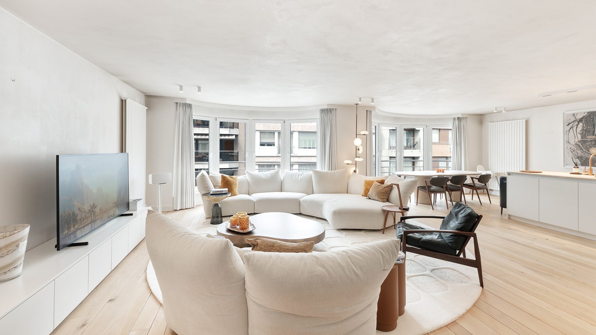 Ruim appartement van 138 m² gelegen op de Jozef Nellenslaan te Knokke en combineert ruimte, lichtinval en comfort. 