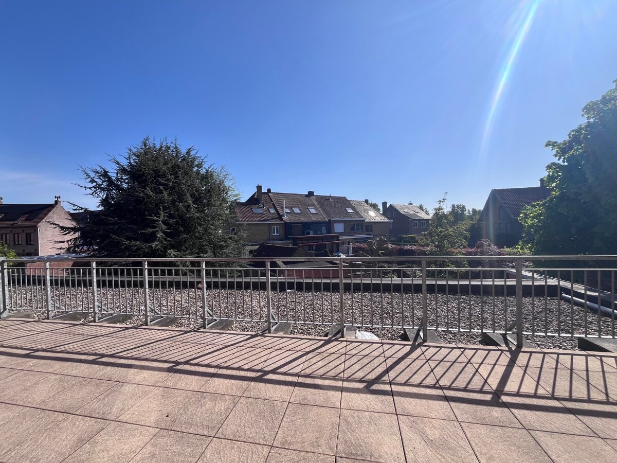 Bijzonder goedgelegen, ruim 3-slaapkamer-appartement met riant zonneterras 