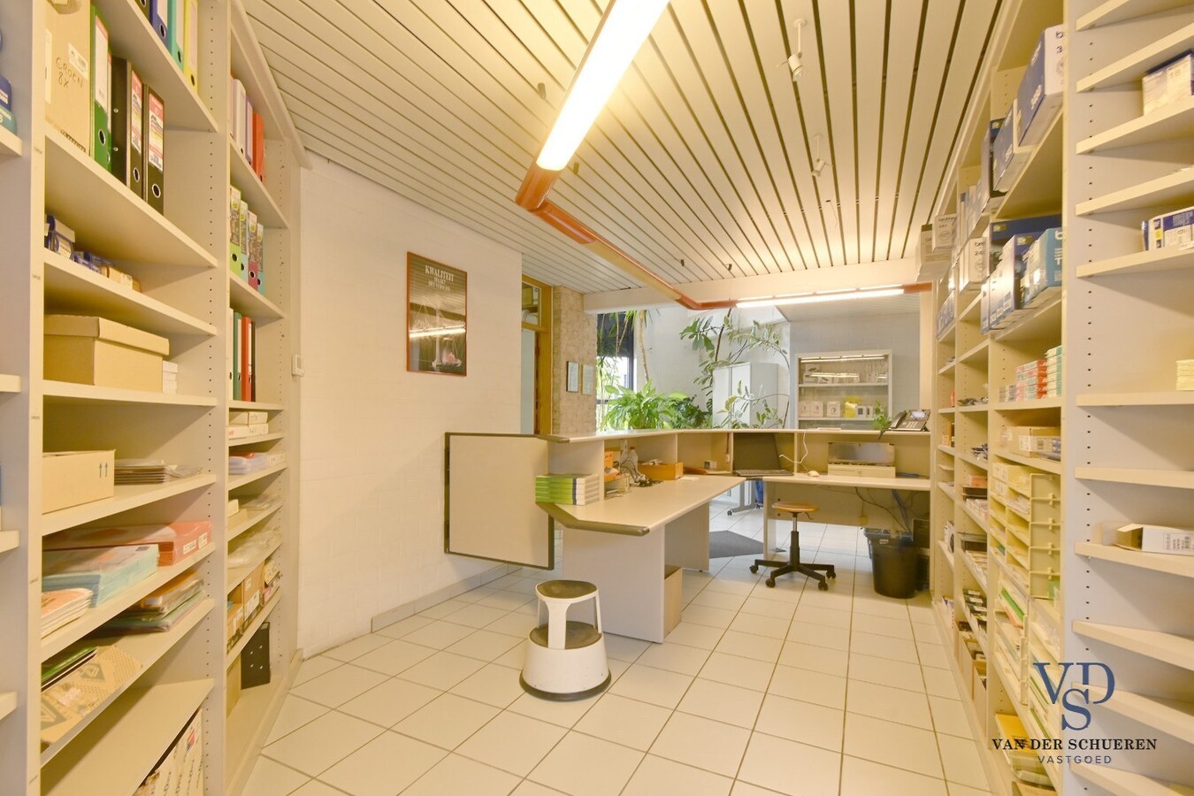 Ruim handelspand met penthouse in villastijl 