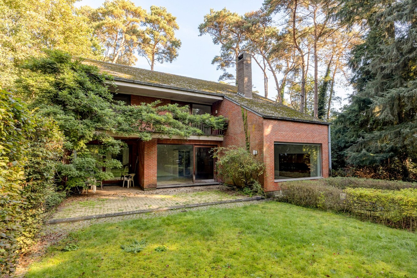 Te renoveren villa met 5 slaapkamers en prachtige tuin op toplocatie 