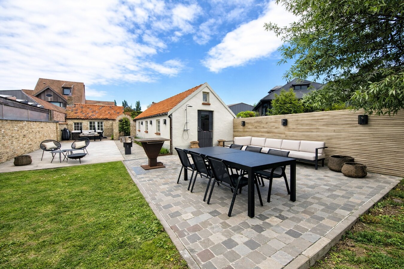 Uiterst charmante halfopen bebouwing met weidse zichten op een perceel van 2012m² 