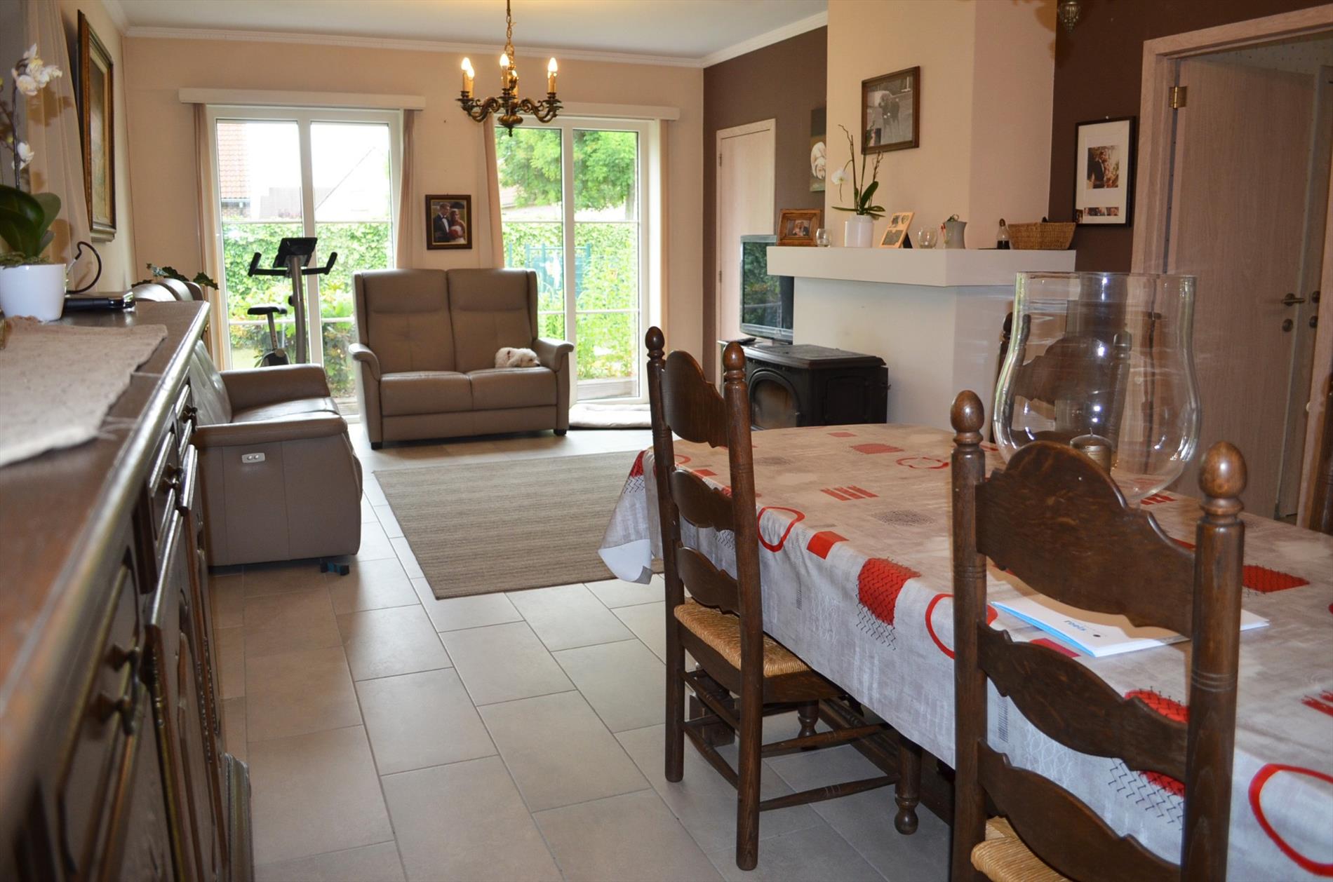 Totaal vernieuwde bungalow met  3 slpks, garage en tuin  rustig gelegen te Ertvelde 