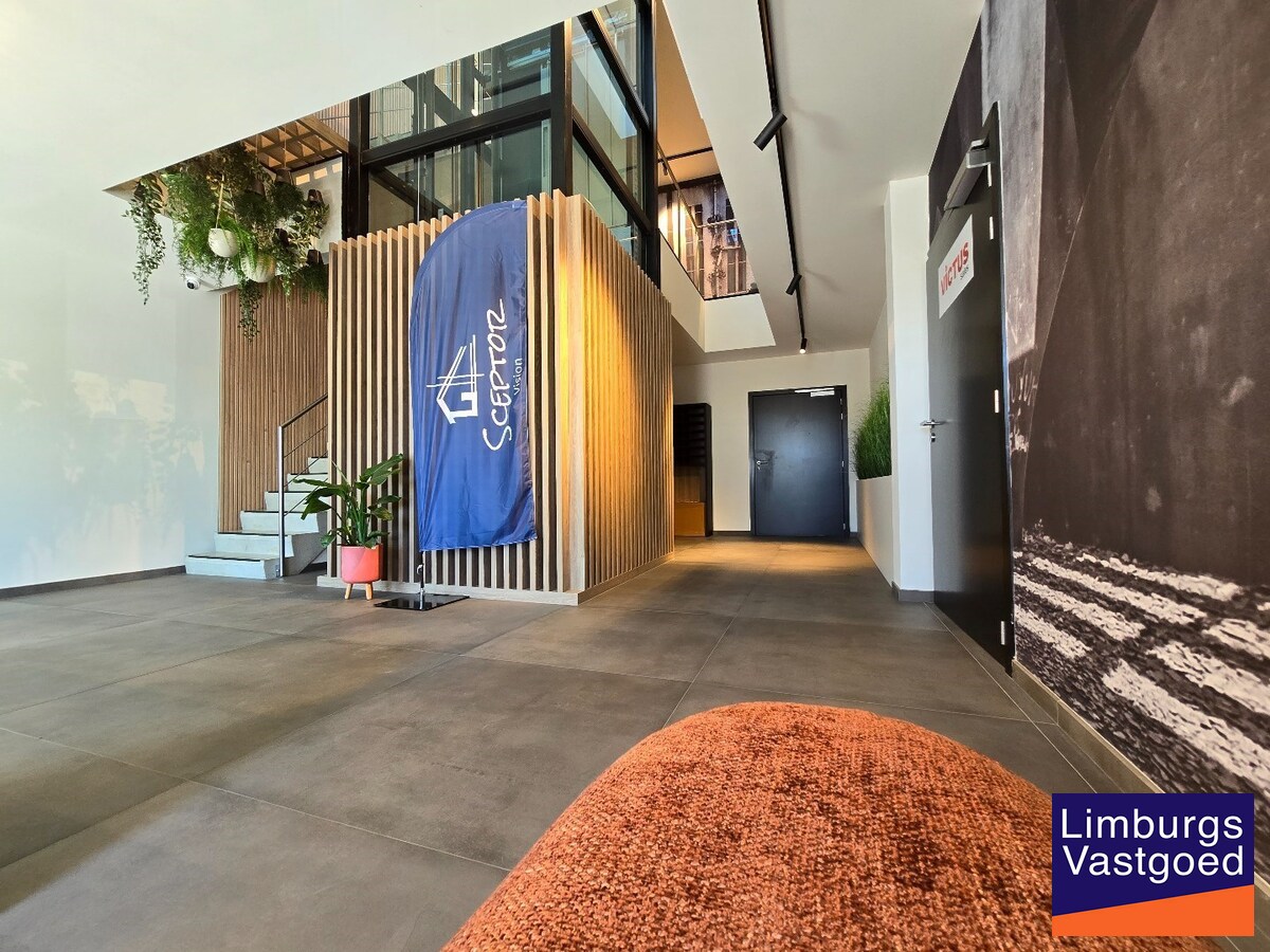 Terbeschikkingstelling van infrastructuur in vernieuwde kantoren met parking, v.a. 21 m², Genk-Noord 