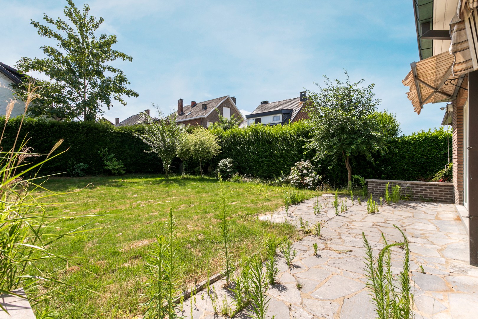 Ruime 4-gevelwoning met 4 slaapkamers, bureau, garage en tuin op 626 m² met bouwpotentieel in Halle 