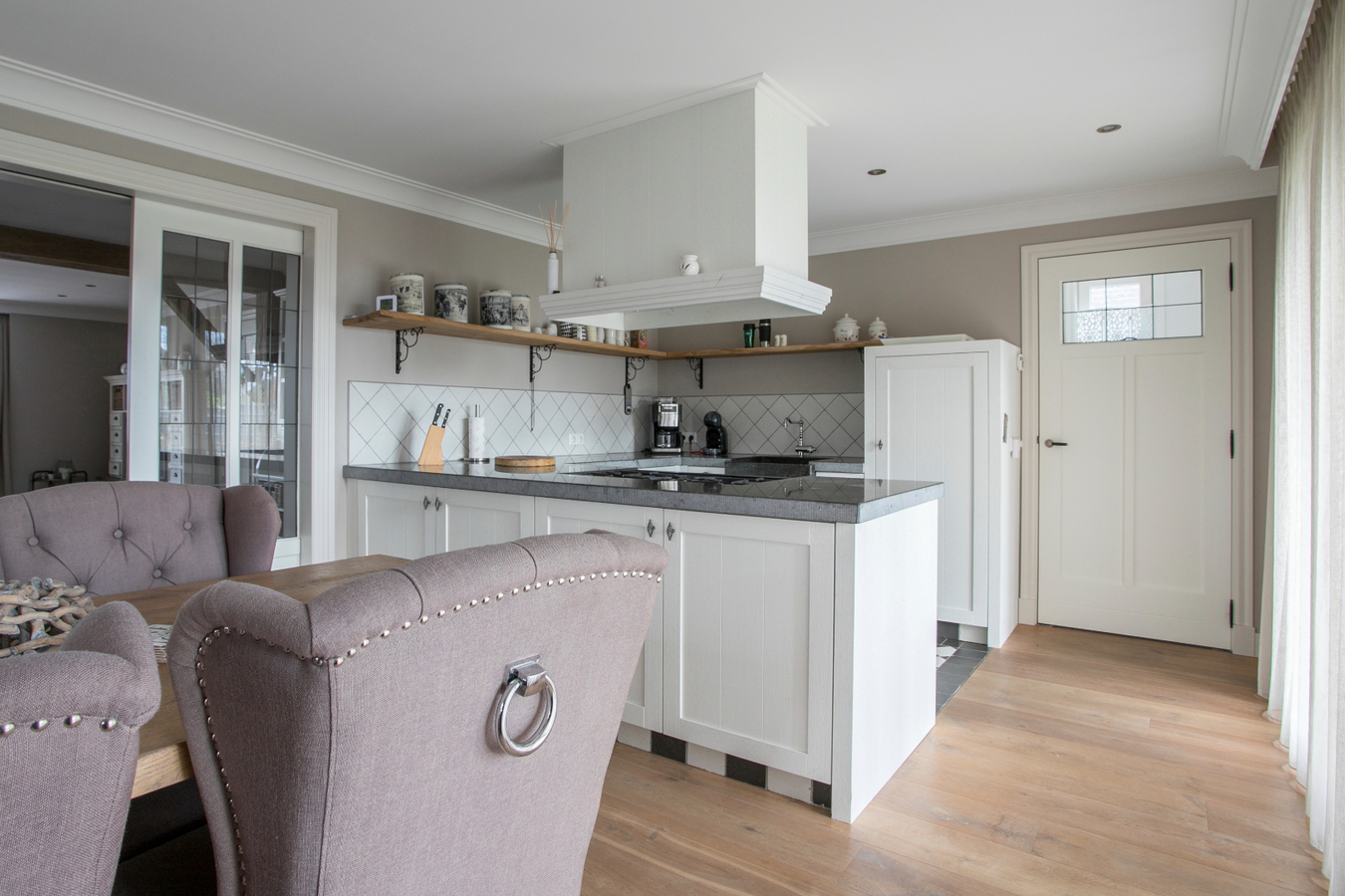 Vrijstaande, instapklare eengezinswoning met garage en carport afgewerkt in landelijke stijl. 