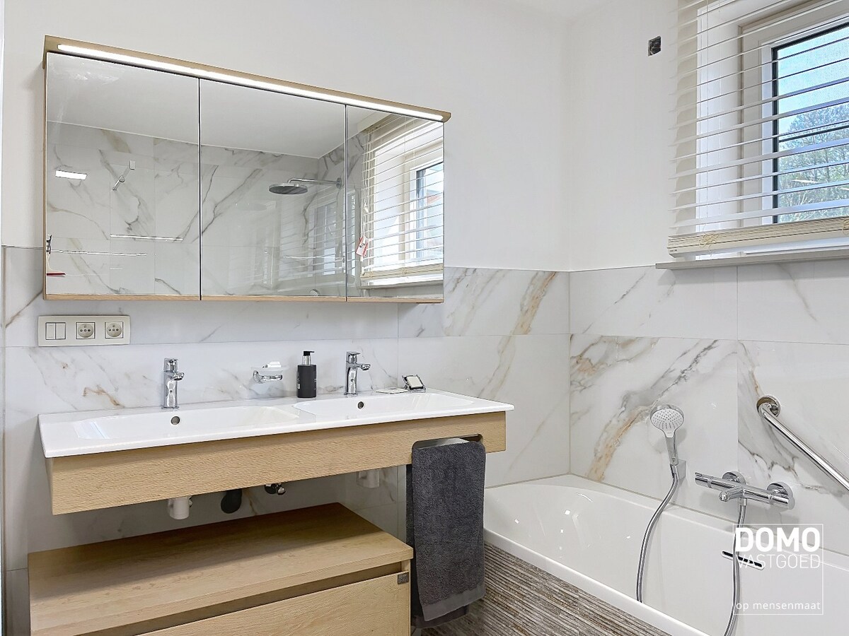 VOLLEDIG GERENOVEERDE WONING MET 3 SLAAPKAMERS EN ZUIDGERICHTE TUIN 