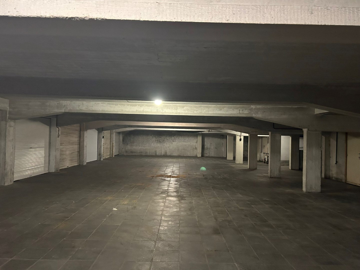 Garage 24 fermé près de la digue 