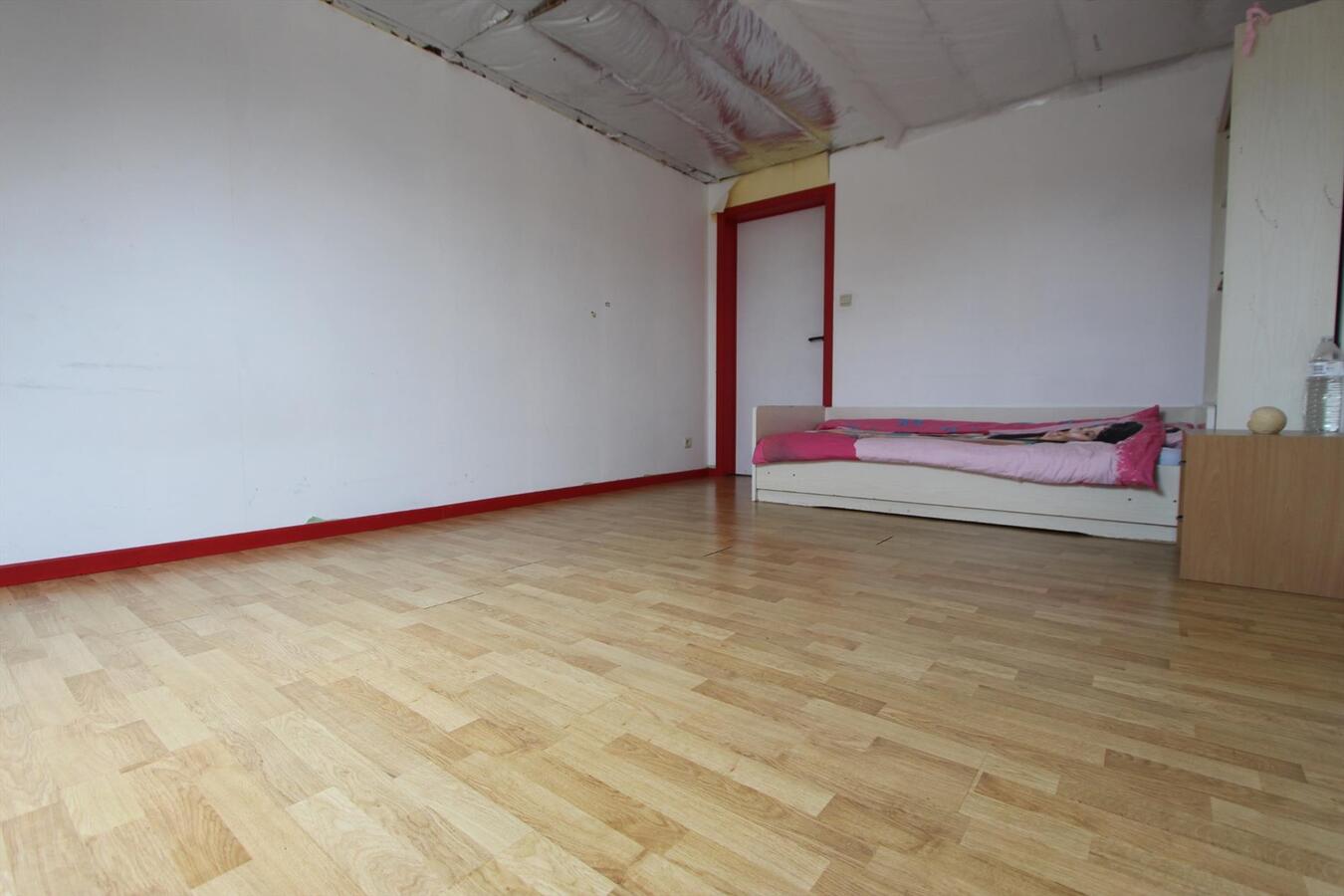 Ruime alleenstaande woning met 5 slaapkamers en garage te Koekelare 