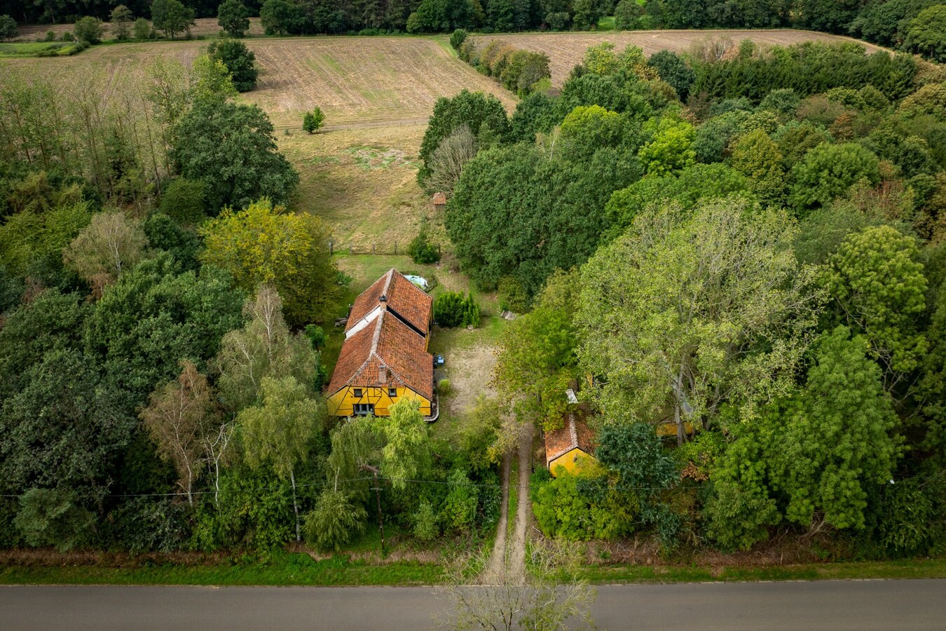 Authentic farm with meadow on approximately 1ha in Ham 