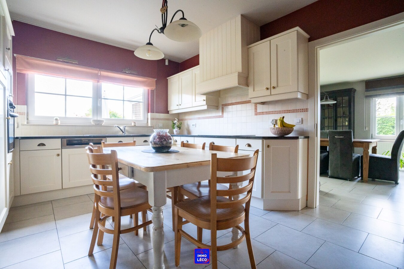 Plain-Pied érigé sur 808m², clos résidentiel prisé, garage et carport, COUP DE COEUR ! 