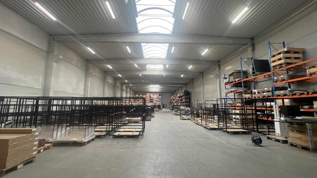 Magazijn met mezzanine te huur in Zele