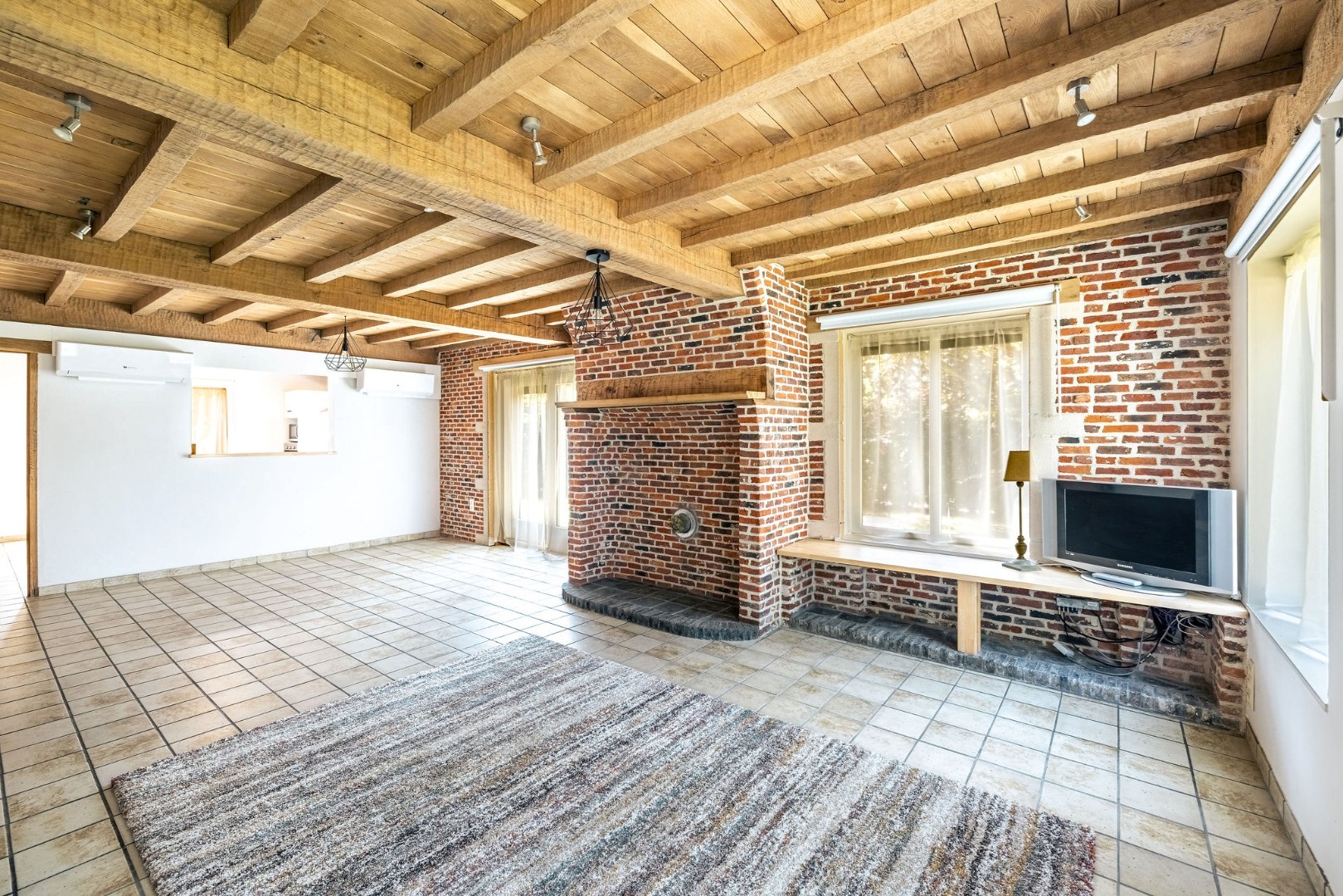 Vrijstaande woning met 5 slaapkamers en polyvalente loods te De Pinte 