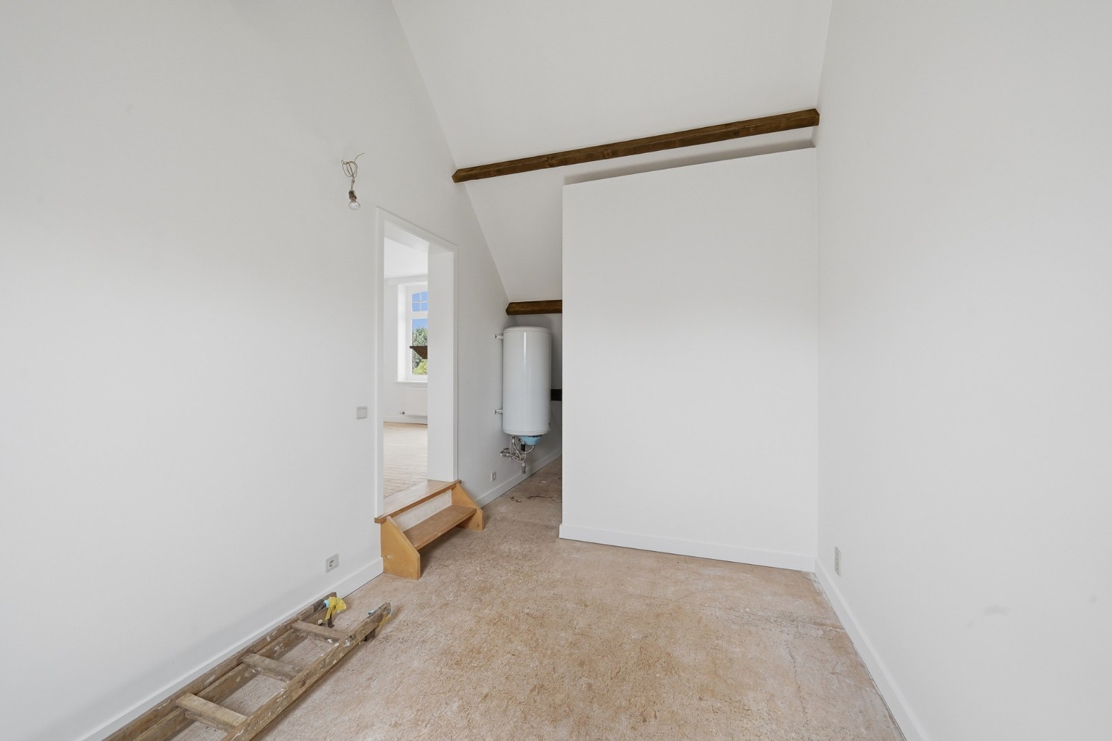 Karaktervolle instapklare hoekwoning met inpandige garage en zonnige stadstuin 