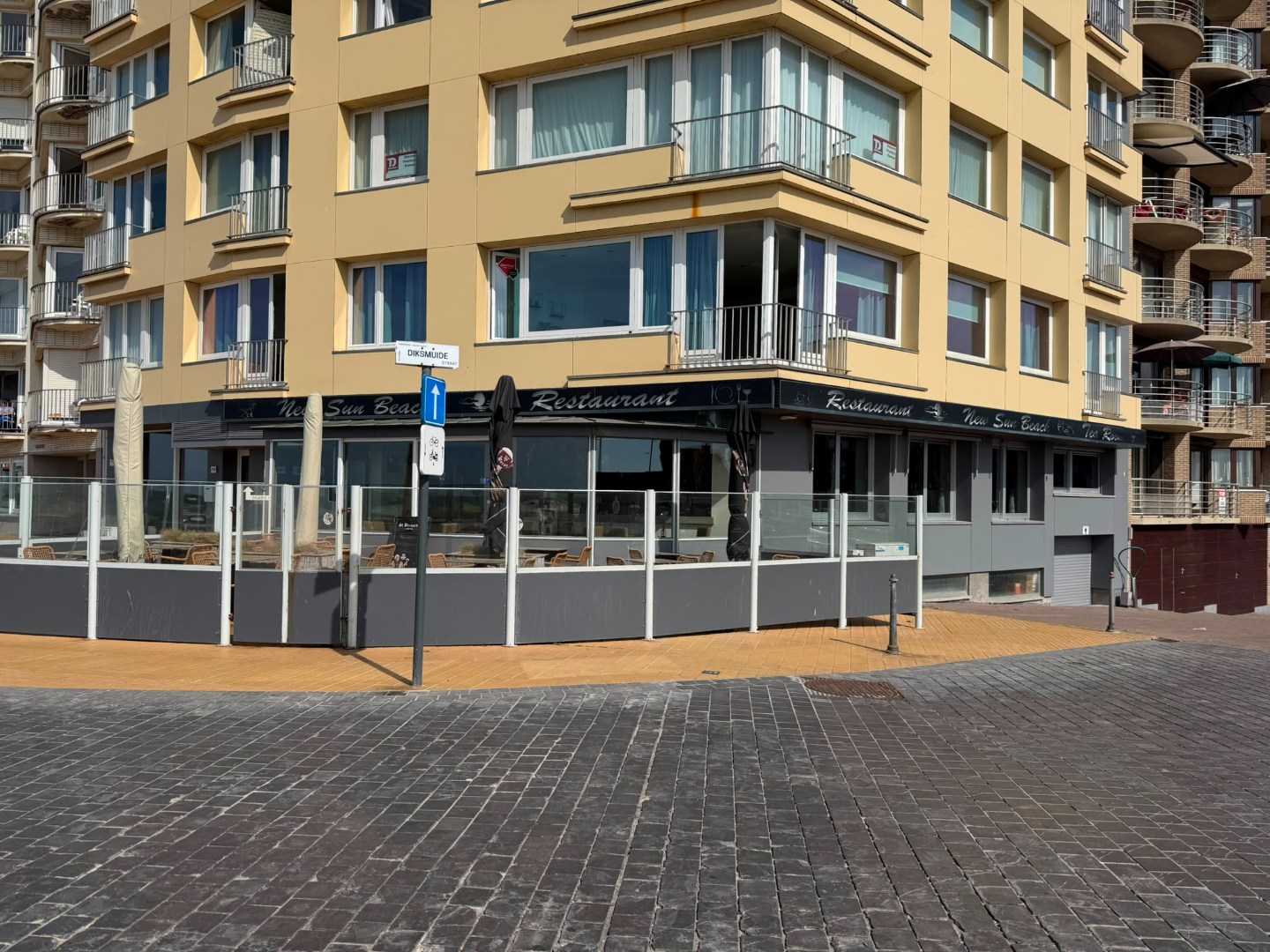 Restaurant / Salon de thé magnifiquement rénové - Emplacement exceptionnel en bord de mer - Terrasse ensoleillée 