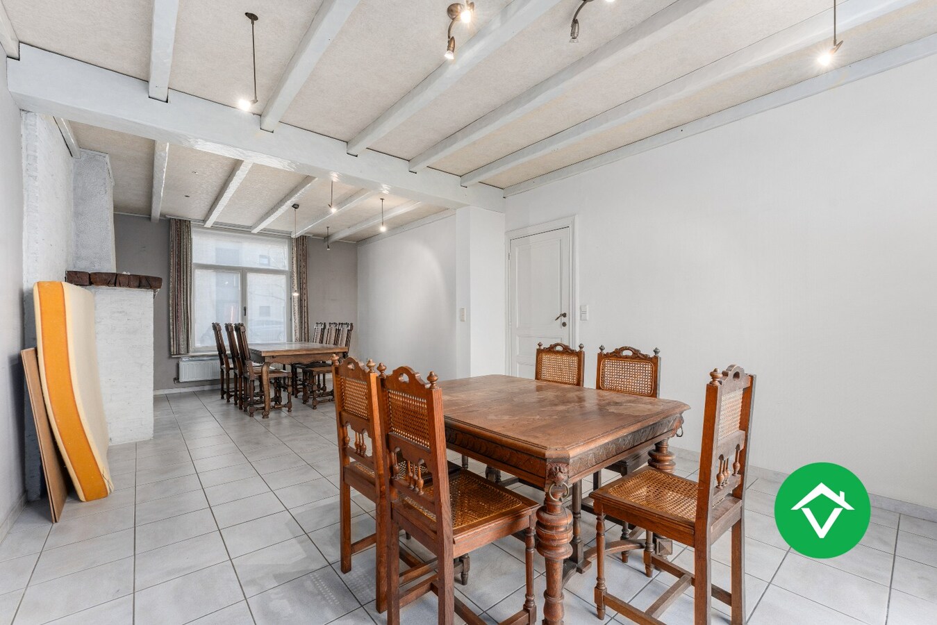 Ruim herenhuis met 4 slaapkamers en aparte garagebox in centrum Gistel 