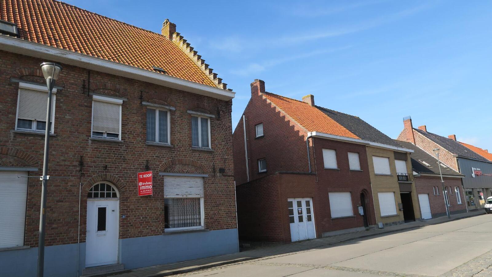 Te renoveren woning met karaktergevel op ruim perceel van 875m² 