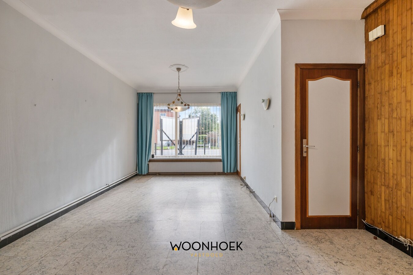 Halfopen bebouwing met 3 slaapkamers &amp; zij-ingang. 