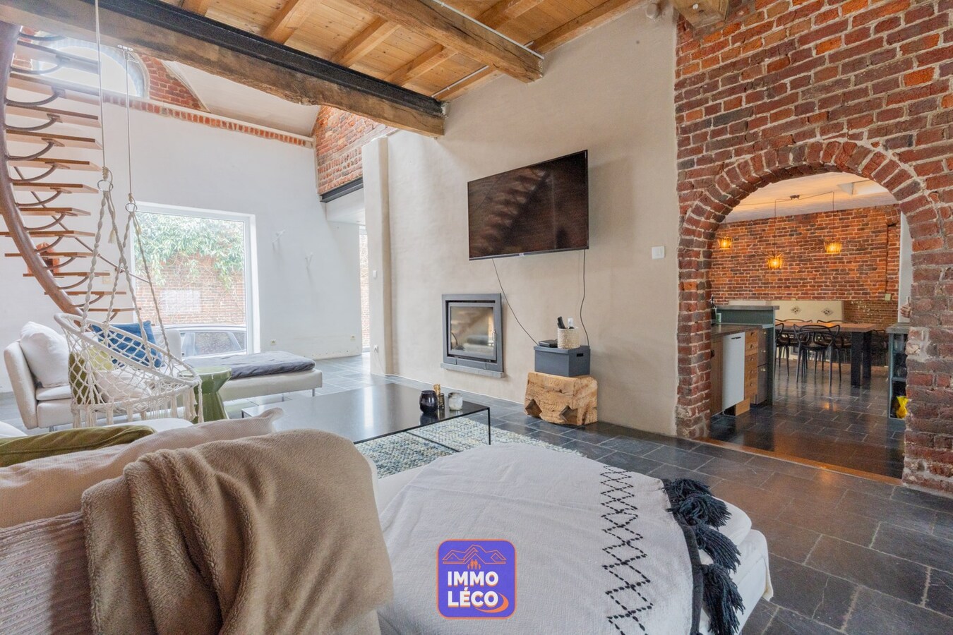 Ensemble immobilier avec restaurant, habitation, entrepôt et bureaux, IDEAL INVESTISSEURS !! 