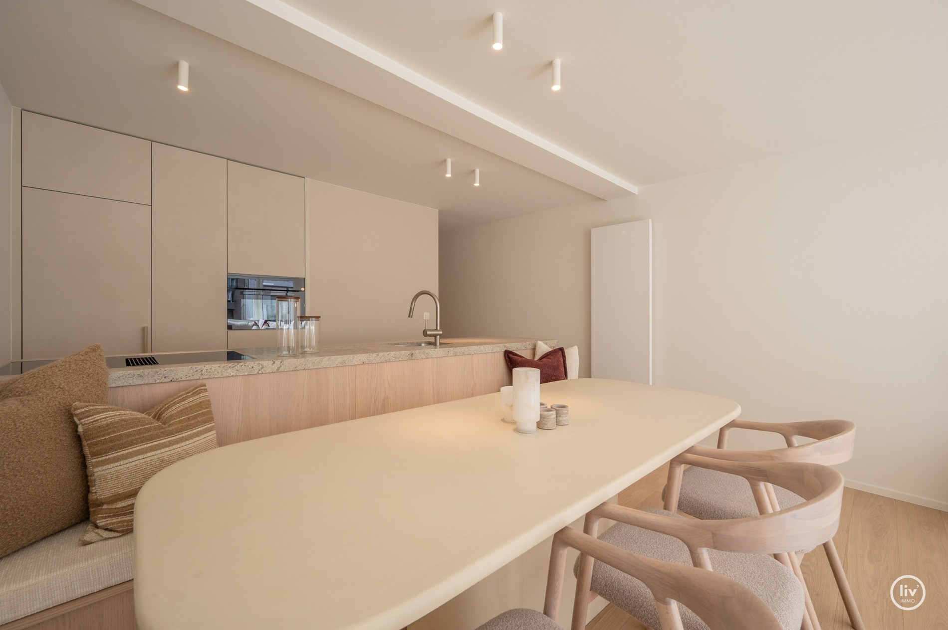 Appartement de luxe entièrement rénové de 3 chambres situé sur l'avenue Parmentier, à proximité de la digue. 