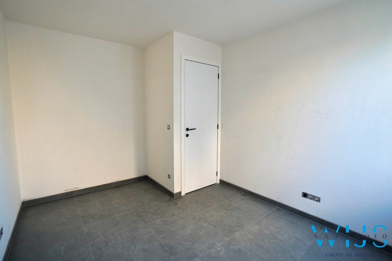 Nieuwbouw met 5 slaapkamers te Oosteeklo ! 