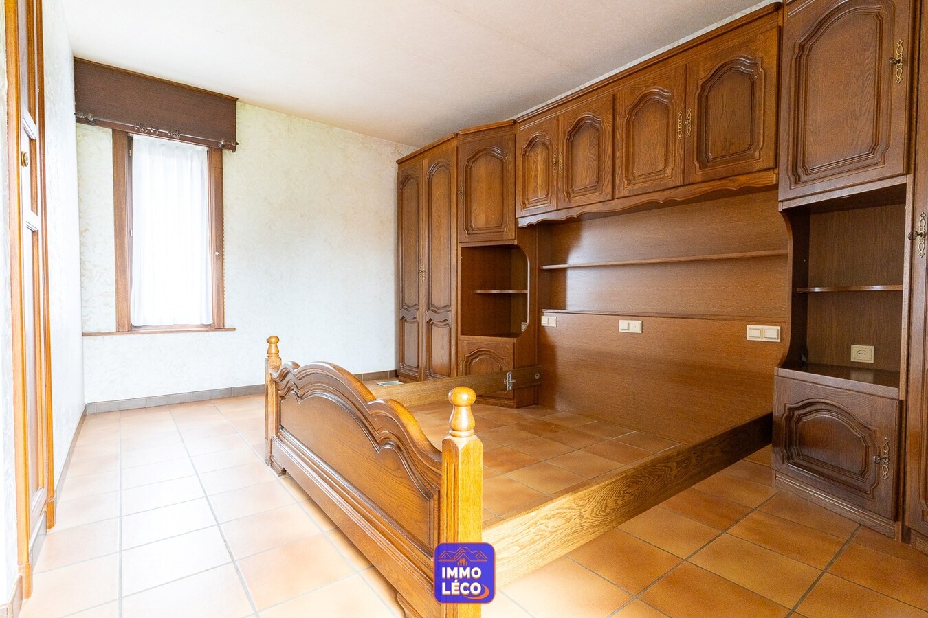 Villa d'architecte érigée sur 712m² avec jardin, double garage, parking privatif, dans un clos prisé ! 