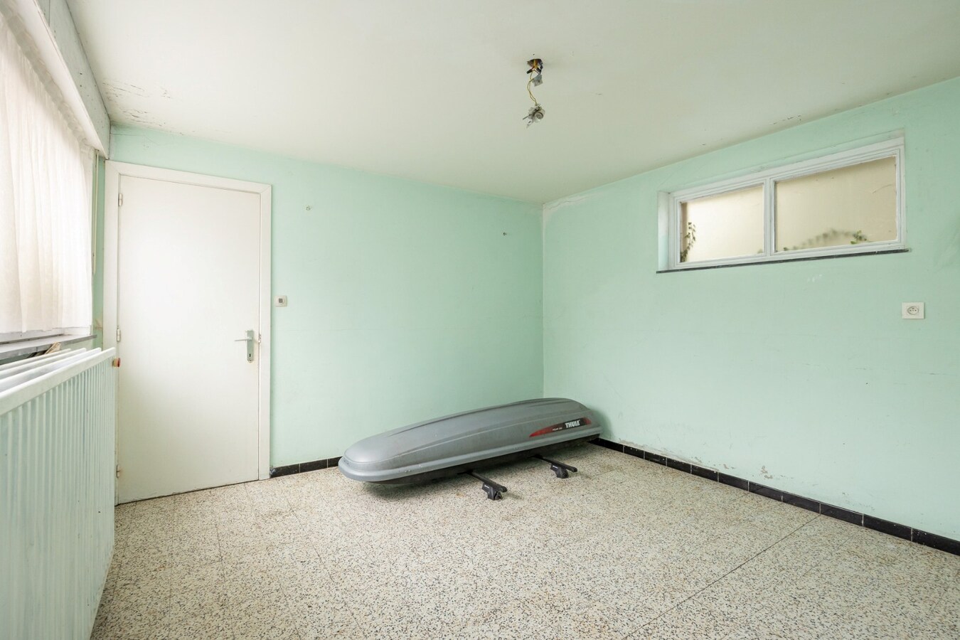 Unieke eigendom op 13.183 m² met te renoveren woning en vergunde stallingen 