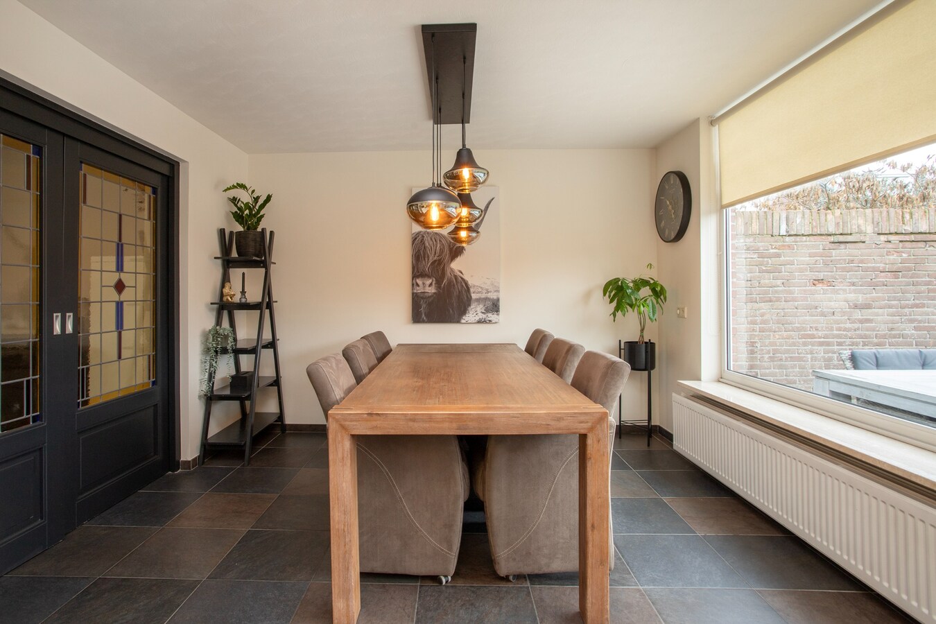 Welkom in deze verrassend ruime en charmante hoekwoning nabij het centrum van Reusel! 