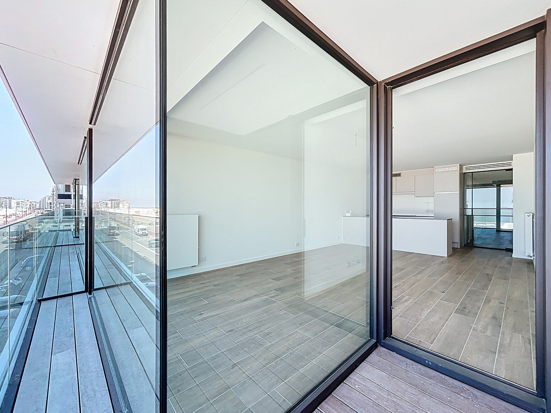 Appartement neuf haut de gamme au deuxième étage avec une vue imprenable sur la mer à vendre. 